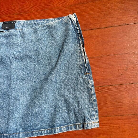 ASOS Design denim mini skirt with size zip. Size 4/6. - Picture 4 of 8